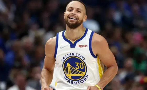 NBA现役老将年龄排名（年龄从高到低排名）
第一位，勒布朗詹姆斯
03年新秀，生