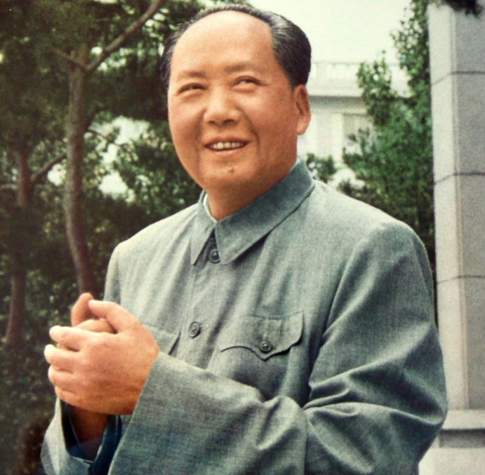 我看很多人在提到“毛主席”的时候，都会直接叫他的名字“毛泽东”，有没有问题呢？