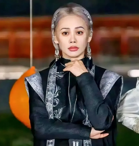 宁静，
 
该做的一样都没做，
没稳定婚姻，没有孩子，也没再成家，现年 53岁了