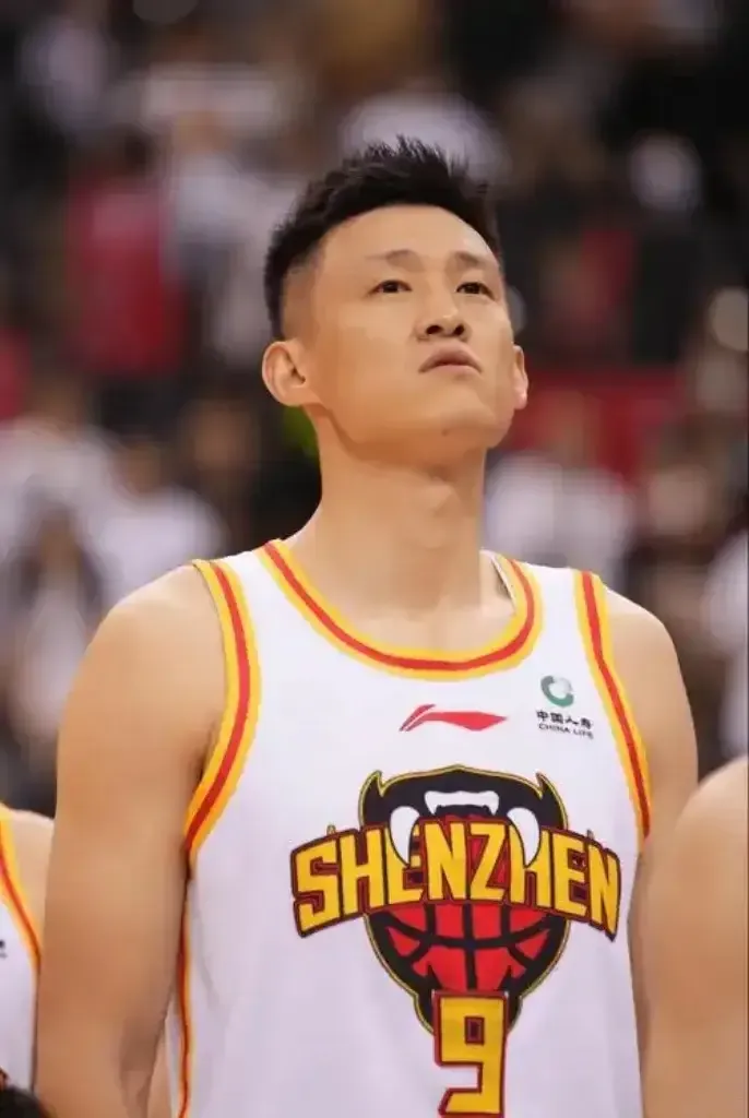 深圳102-118不敌新疆，让我彻底看清这2个可笑的事实！

1.主教练周鹏在场