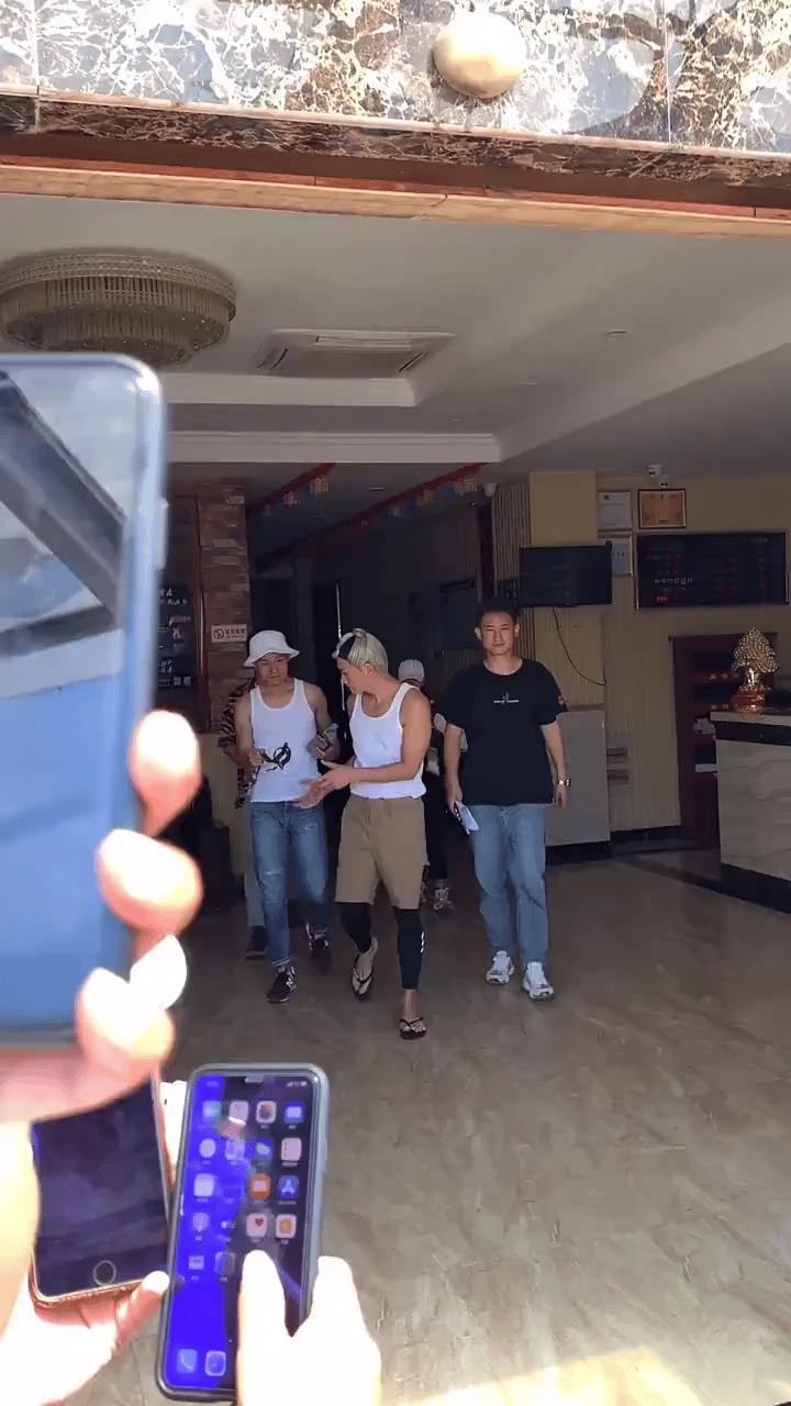 这小面具一戴，不得迷死于正！[呲牙]
怪不得那死丫头爱他[尬笑]一把年纪了还这么