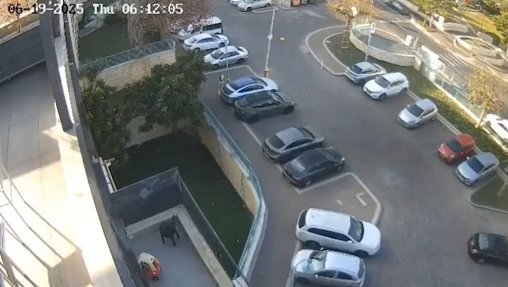 以色列埃拉德镇，地面停车场遭到空中意外袭击，一个导弹残骸直接砸中车辆。那么作为保