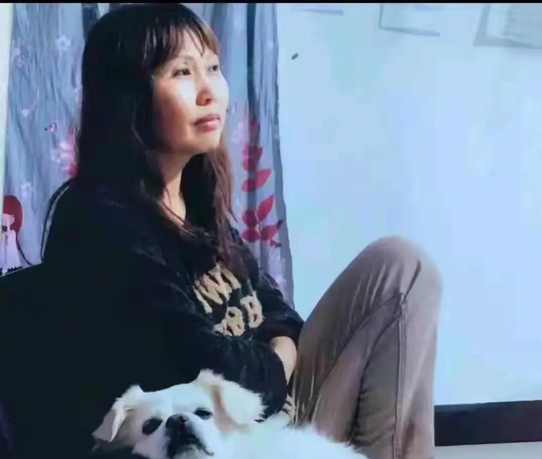 | 素老三的花瓣满天飞 |
据说网上有个著名女人物，叫素老三，听说她的文章都是说
