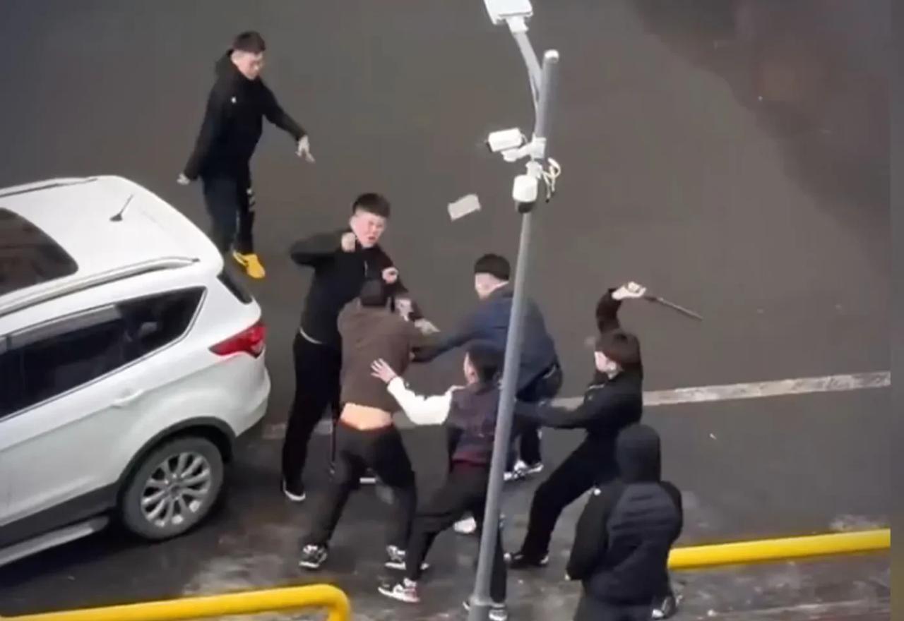 古人云，爱笑的人运气都不会太差。这不四川古蔺县2名15岁小伙子，就因为凌晨在马路