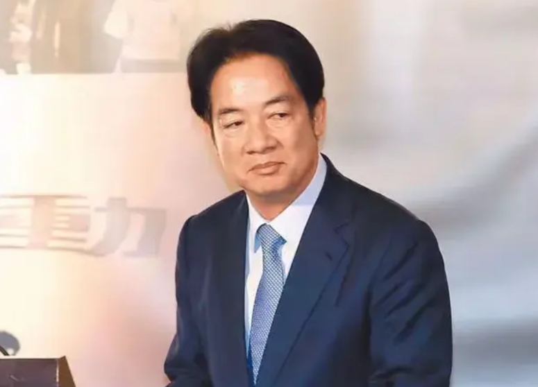 赖清德慌了！
特朗普嘴上的“统一和平”是要抛弃台湾。
解放军长期围台无预警实弹军