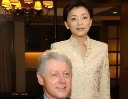 1994年，26岁的杨澜不顾父母的反对，坚决要和银行上班的丈夫张一兵离婚，转身嫁