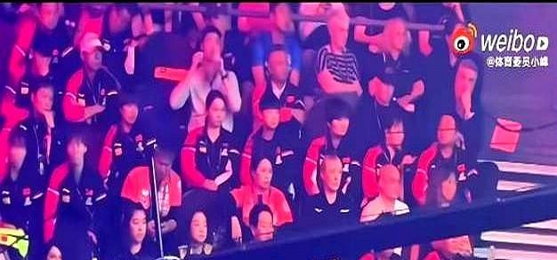 一场决赛，两个座位，隔着一道无法跨越的尴尬。
这不仅仅是个人情绪，更暴露了赛事管