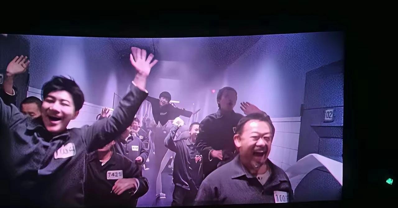 即使被喷，我也要说！
预期太高，结果有点失望！
单纯从电影角度（不掺杂政治）拍得