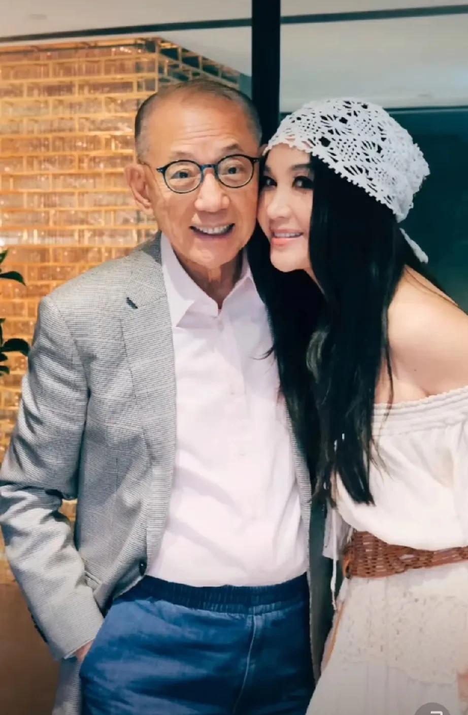 温碧霞给杨受成庆生，两个人看起来都很年轻！
英皇集团主席杨受成先生生日，温碧霞给