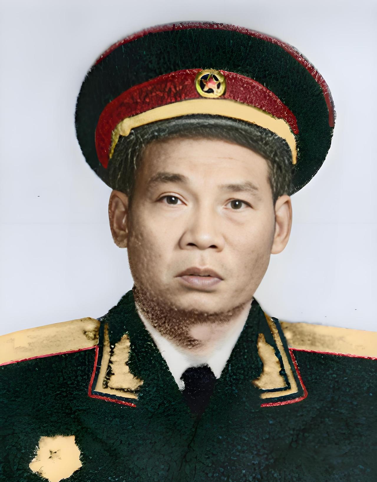 1937年，两个马家军骑兵拦住了一名失散的西路军战士，搜身后要拖他去活埋。一地主