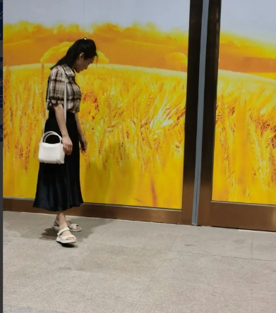 三个儿子还这么偏心、势利眼吗？
我婆婆就三个儿子，大儿子是厂长，派头大得很，每次