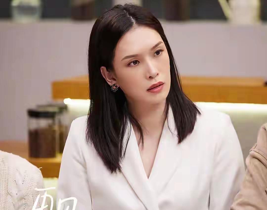 她这张“高级脸”，让人一辈子忘不掉
佟晨洁，从来不是传统审美中的美女。高颧骨、宽