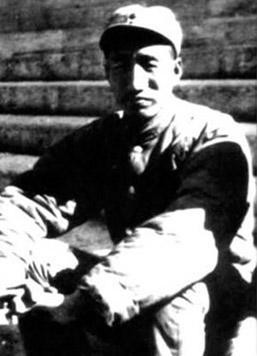 1987年，徐向前夫妇与儿子徐小岩一家合影。徐向前元帅一生生活简朴，待人和蔼，被