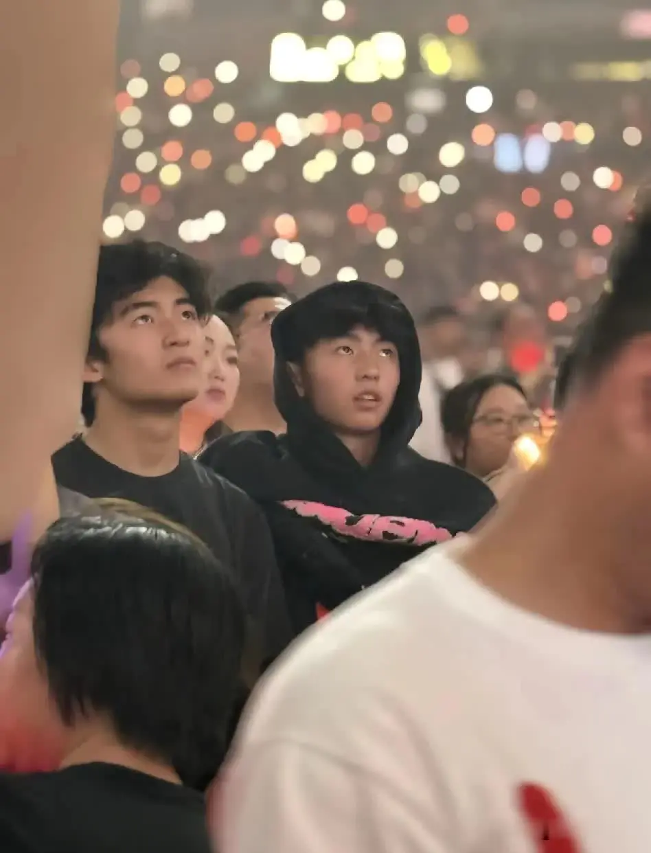 所有人都很开心，除了这两个儿子。