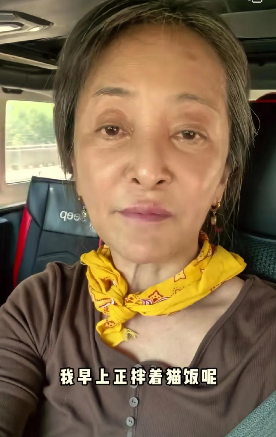 演员李勤勤真的是一个宠物资深爱好者。
她去买花看见摊主狗生病了，自己花钱给狗治病