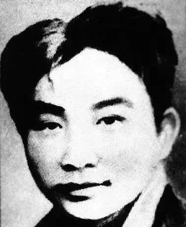 1935年，两个地下党员就要被押赴刑场，监狱看守突然凑过来说：“我能救一个，你们