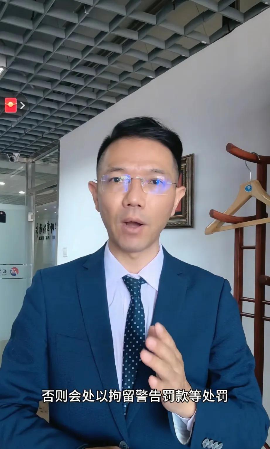 你到底是谁？大家还记得那个“秃子”吗？首先声明那个秃子不是懋公，他有身穿制服的照