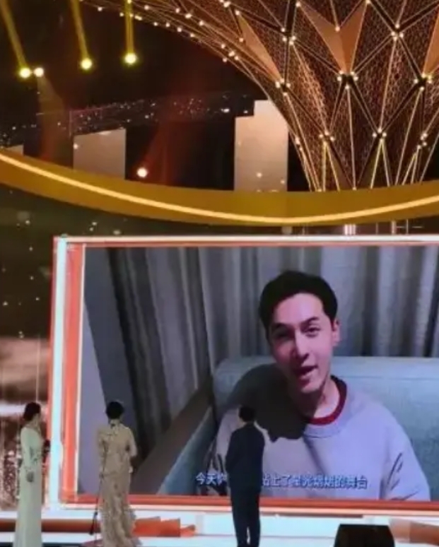太遗憾了！昨日刘亦菲接受颁奖时，主办方安排了4位男演员给她致辞，分别是胡歌，黄晓