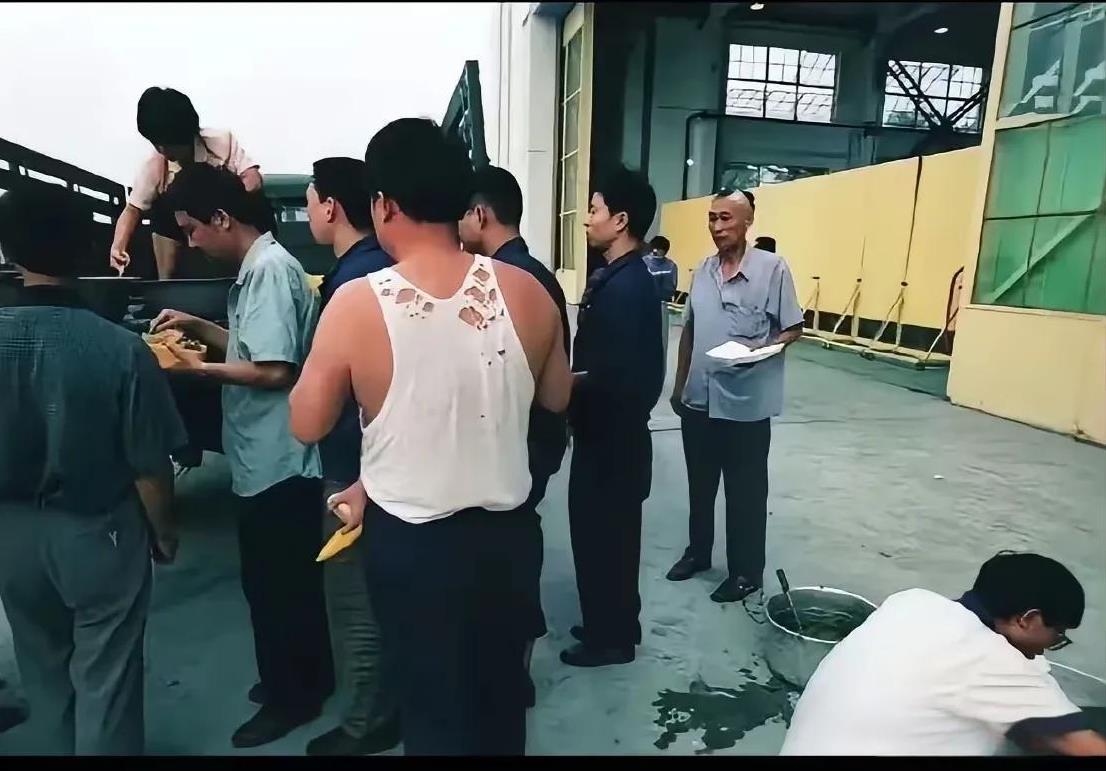 这是当年歼十的研究人员，大家的衣着十分朴素，有的人身上的背心都破烂了，光看外表，