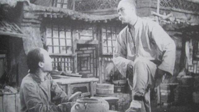 【于是之】舞台上第一个扮演毛主席者出现，毛主席看完后批评了导演