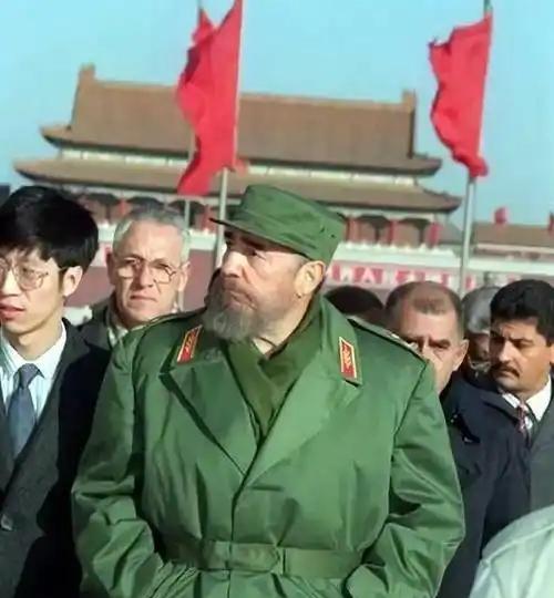 [浮云]1994年，卡斯特罗来中国大使馆做客，在参观菜园子时，他发现了一个绿色的