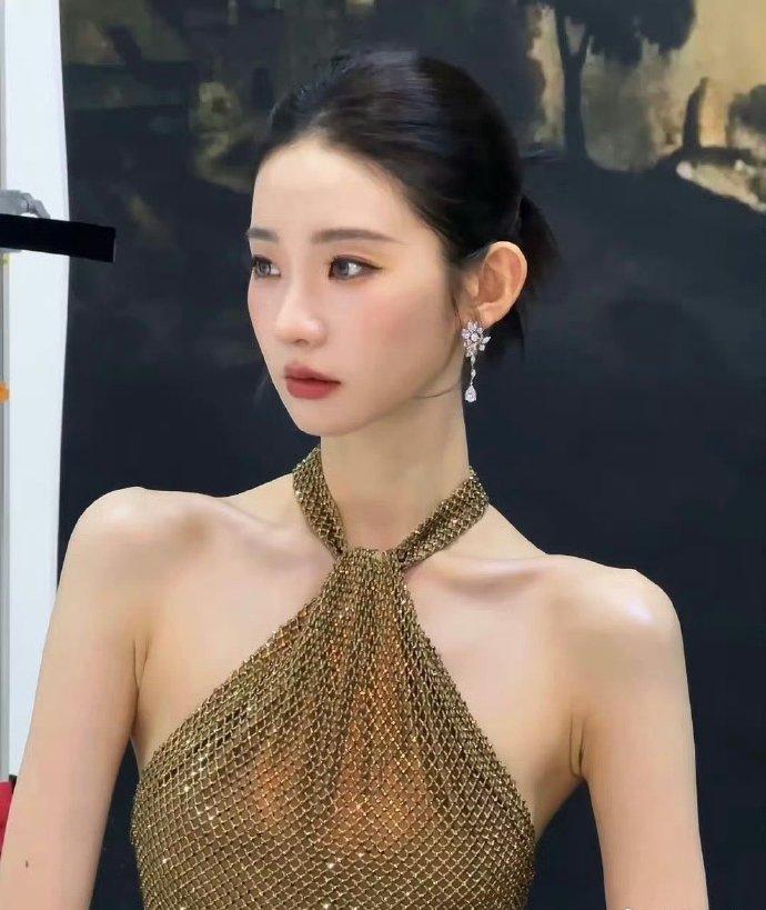 相信无论是谁看过张艺凡这造型也都会被惊艳到了，御姐风还挺适合她呢，果然她这张脸的