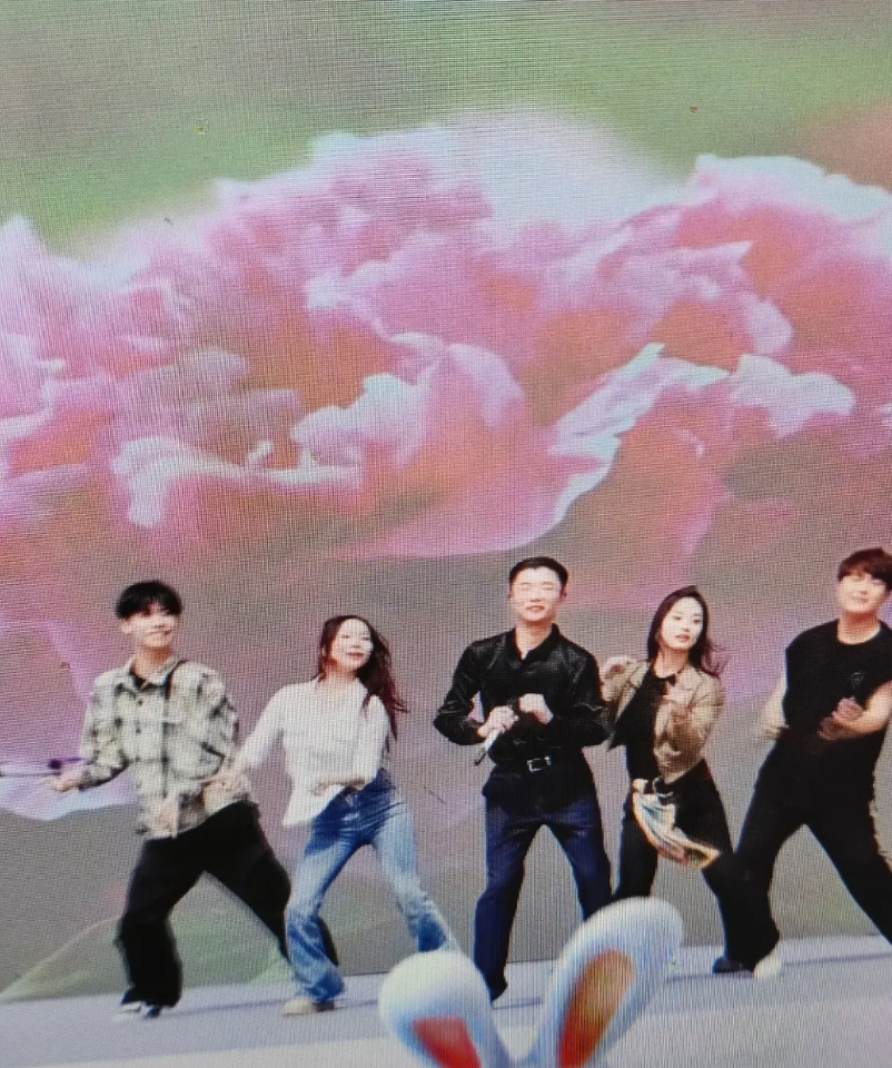 有才回菏泽直播第二场，场面持续火爆，人气再次达到30多万人。
有才直播场地，依然