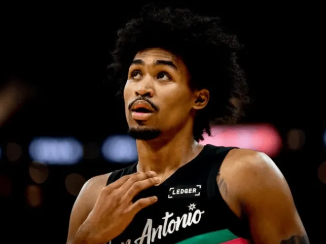 NBA常规赛，马刺103-104不敌森林狼。
据统计，本场马刺三后卫达龙-福克斯