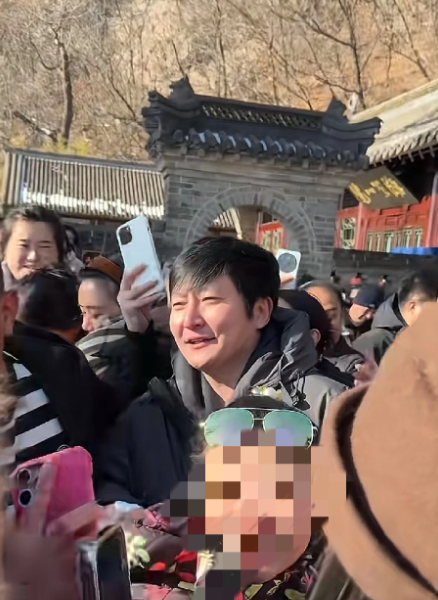 郭京飞：大姨们都往后稍一稍，让小媳妇们围过来。老舅，都是客户啊，赶紧销售起来