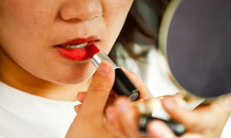 中年女人的梳妆台，
最贵的化妆品不是La Mer，
而是眼神里的从容。
能对着体