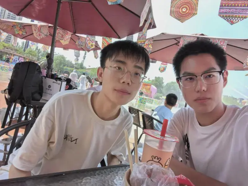 客观评价一下，两个人谁更帅一点，不玻璃心