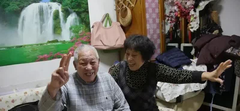 王俊杰去美国那天，郭士强塞给他一个皱巴巴的备忘录。
不是战术图，是吃饭睡觉的时