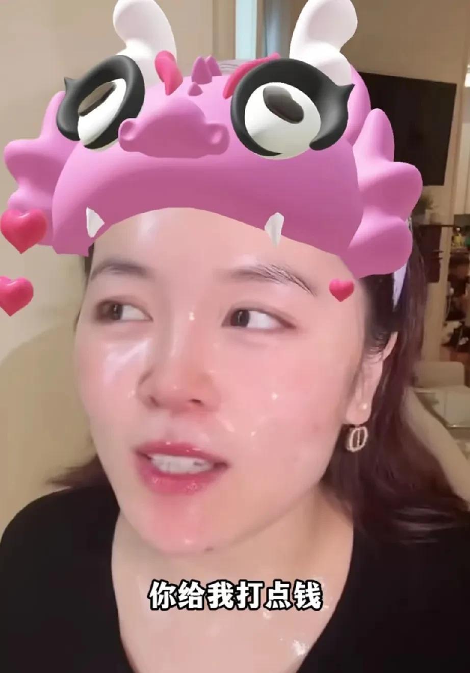 大敏的老爸真让人无语，打电话问大敏要钱，张口要3000元，马上给我打，大敏真孝顺