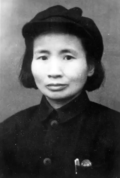 1932年，共产党员钱瑛被捕，被押送的路上，她忽然想起已经牺牲的丈夫送她的怀表中