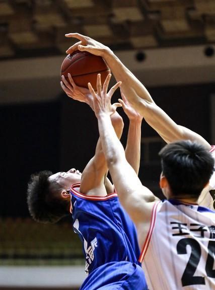 04月23日，在CBA季后赛8进4的比赛中，广厦于主场战胜青岛，以大比分3 - 