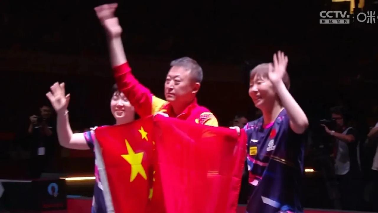 王曼昱女双夺冠，
球迷心里平衡了。
尽管曼昱单打惜败，
但双打我们又赢了。
王曼