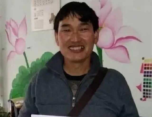 就连朱之文之辈都成了歌唱家、书法家、艺术家了。这个社会艺术是进步了还是倒退了？
