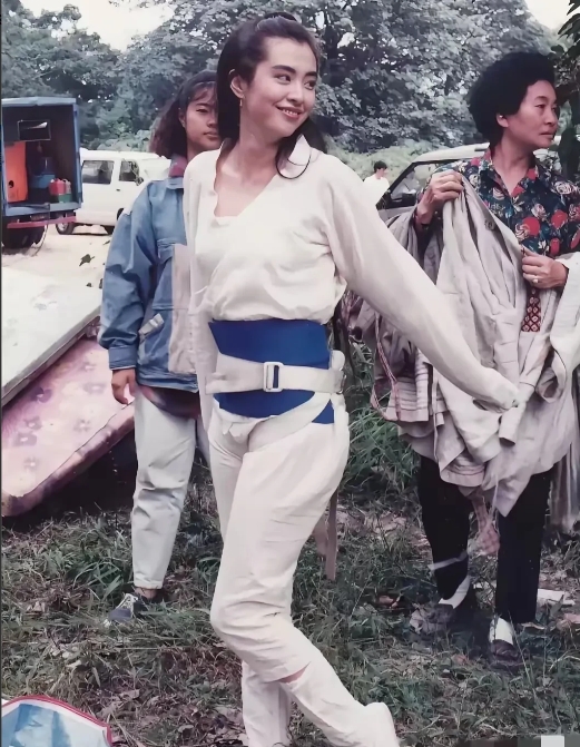 她是纯天然的一代女神，长得比林青霞朱琳，还要美，风华绝代，风情万种，美的让人心动