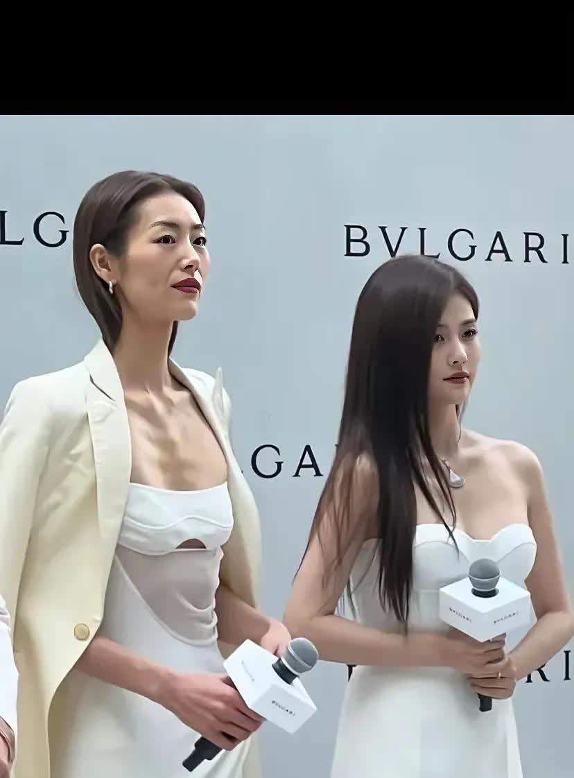 超模太瘦了，
反倒不如旁边的的女生。