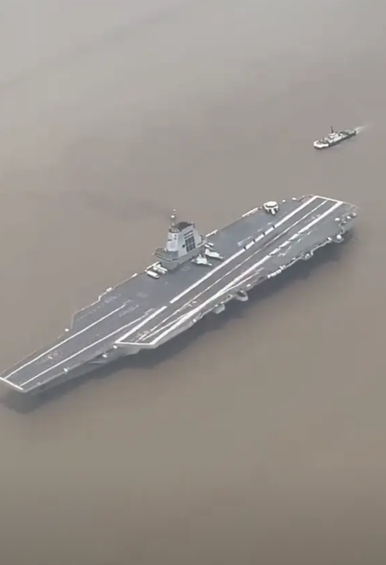 这肯定是弹过了！

终于，第八次海试结束了。接下来，就等新闻公开画面了。

这甲
