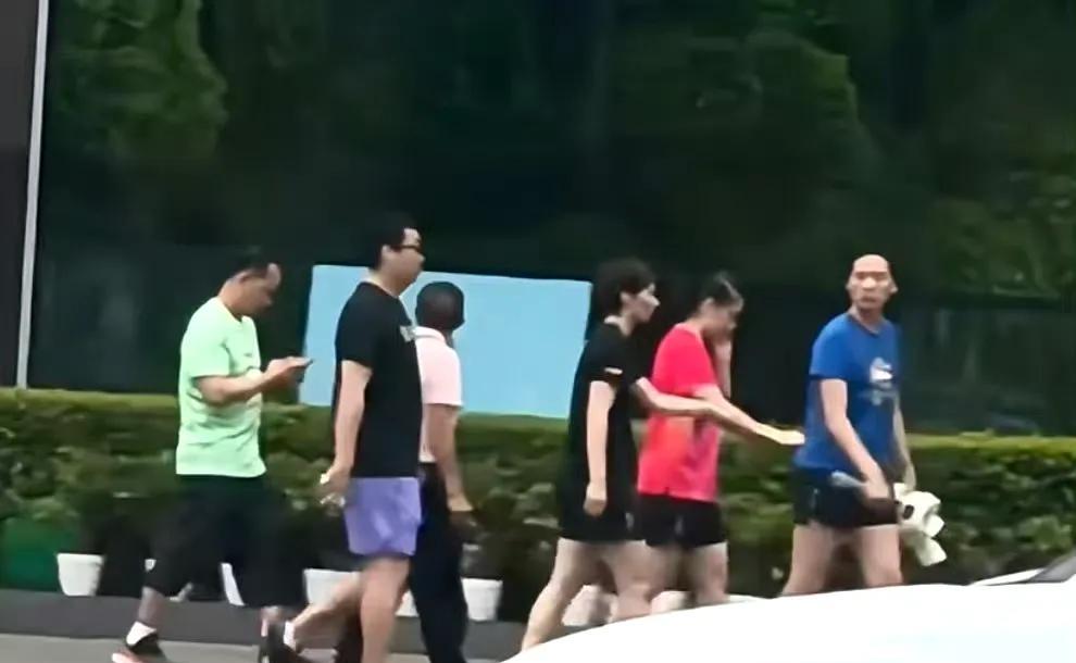 《樊振东×孙颖莎有爱互动！签名瞬间引围观，网友在线感慨：这团队太顶了》