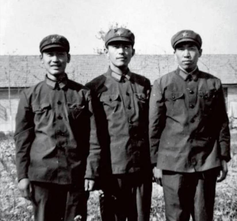 1981年底，提干失败的阎连科办好退伍证后回了老家嵩县。一天，他正在田里播种小麦
