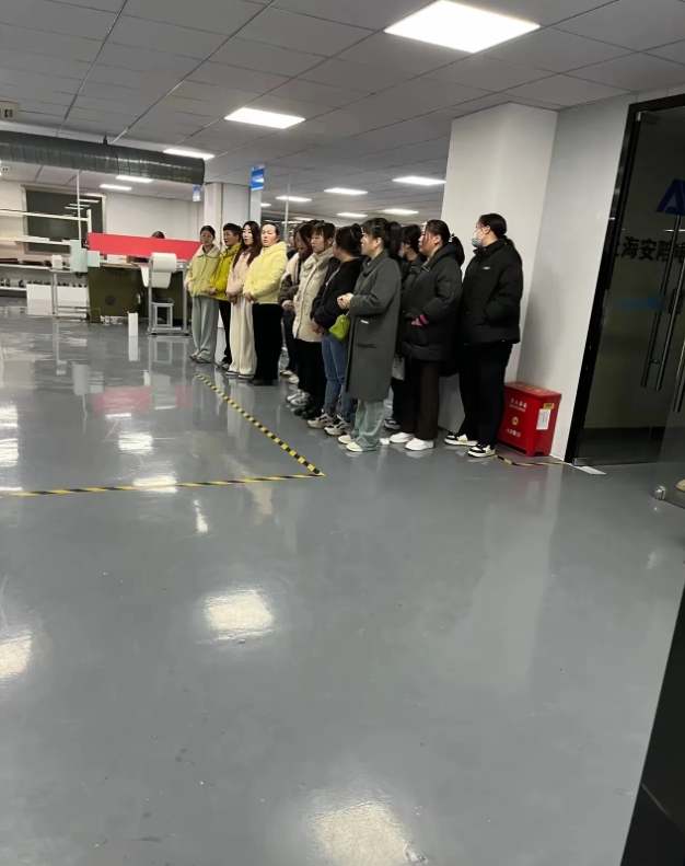 湖南，有一家快递公司招收临时工，每个小时的时薪是17块钱，从晚上7点钟上班，上至
