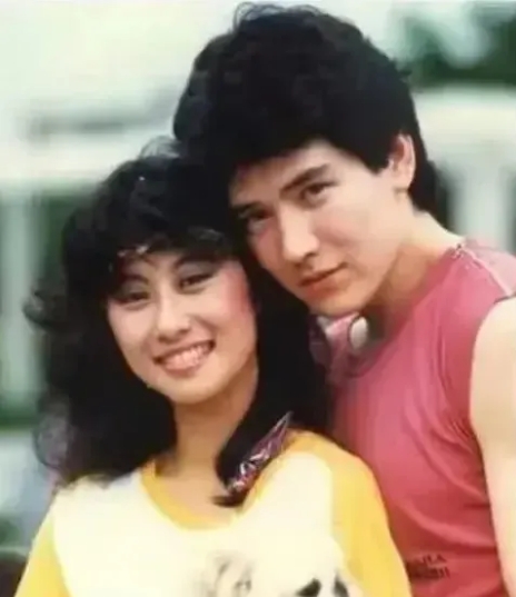 1982年，22岁的费翔和叶倩文私定终身，两人跪求母亲成全，母亲极力反对说：“我