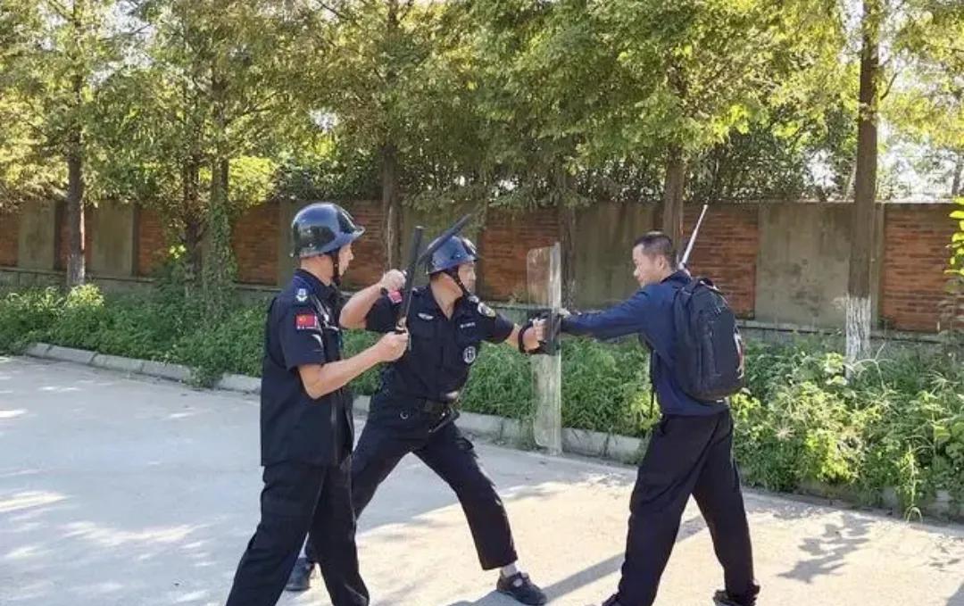 都说物业保安很嚣张，我想说，这只能说是个别现象，不能一竿子把所有保安都打死。
某