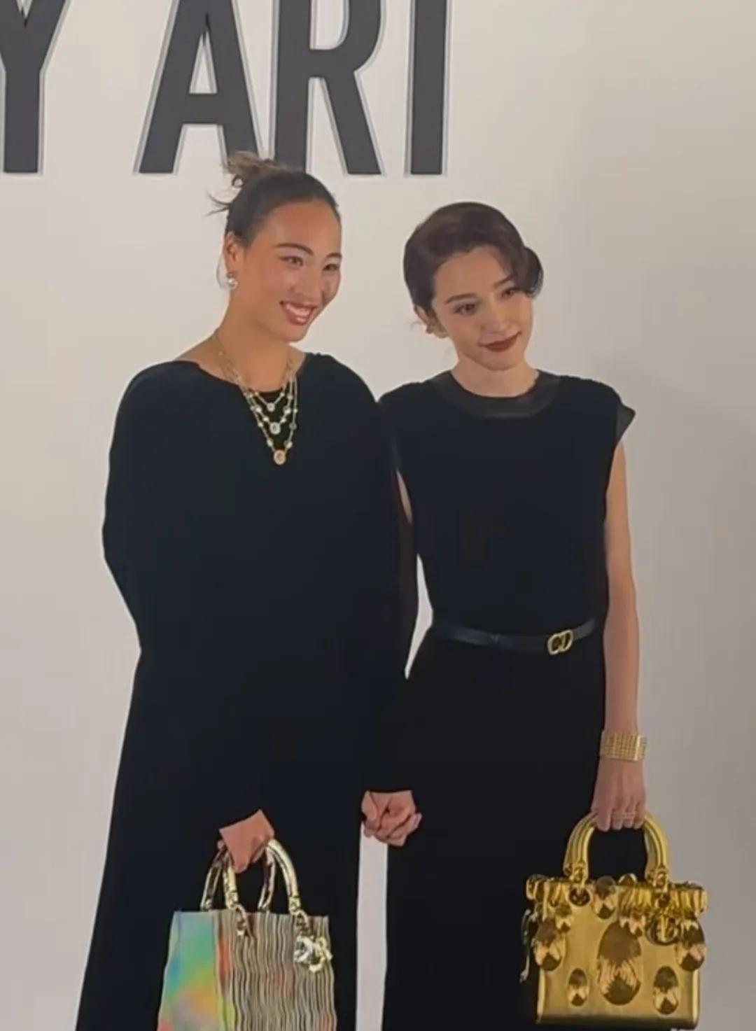 真没想到，同一场迪奥时尚活动，郑钦文前后的反差这么大！
单人走秀时，她眼神犀利，