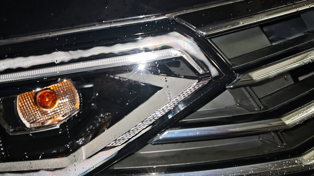 垃圾的大灯原厂件减配减成这个样子吗
原车灯四年多了没有起过雾气，由于大灯灯罩起皮