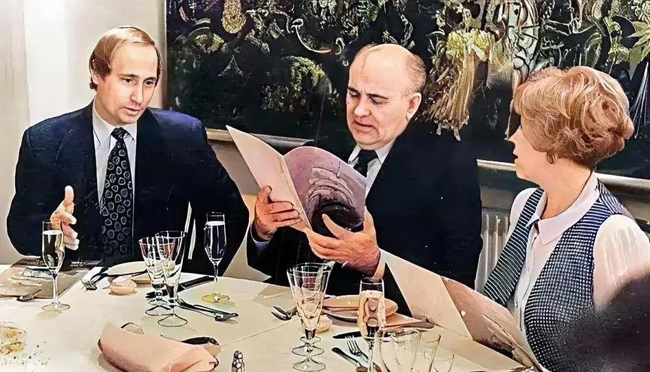 1994年
42岁的普京与64岁的戈尔巴乔夫，一起坐在了餐桌前。戈氏看着菜谱，普