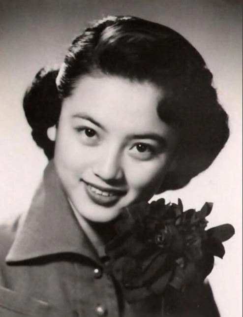 1967年，罗隆基的妻子王右家去世，无人替她收尸，几天后，昔日闺蜜兼情敌来送她最