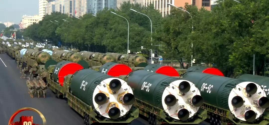 诬告零成本，并且有机会成为网络名人。
她“衣角微脏，还是美美读博了”。
她手上一